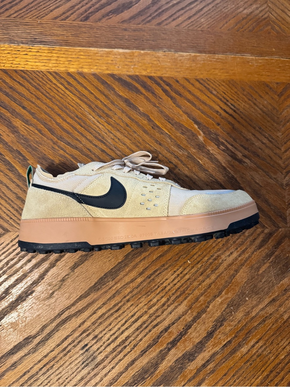 Nike Men’s Tan Sneakers with Black Swoosh - Picture 4 of 8